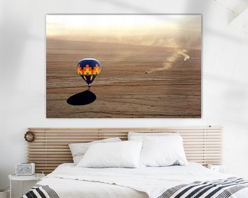 Luchtballon in woestijn van Florence Schmit