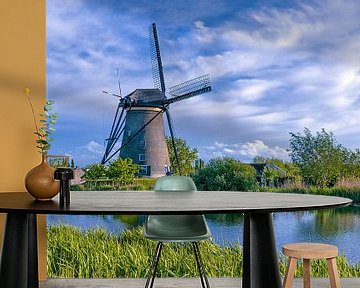 Poldermolen in het landschap van wereld ergoed Kinderdijk. van Kees Dorsman