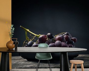Rode druiven op een houten tafel van Andreas Berheide Photography
