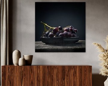Rode druiven op een houten tafel van Andreas Berheide Photography
