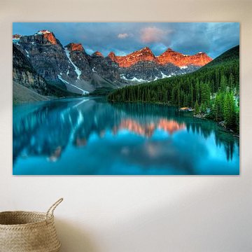 Blauw meer tussen de bergen