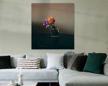 Stilleben, farbige Blume im Glasgefäß von Jan Diepeveen