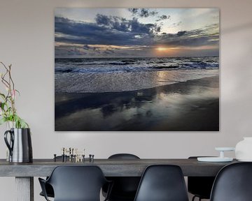 Stromende golven op het Canggu strand tijdens zonsondergang van kall3bu