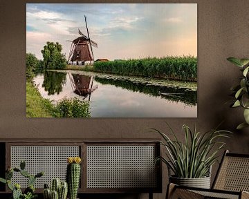 Molen in schilderachtig Hollands Landschap aan rustig water van Mirjam Brozius