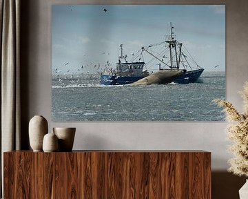 Vissersboot in actie van Roland de Zeeuw fotografie