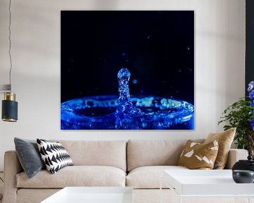 De blauwe druppel en de zwarte achtergrond van foto by rob spruit