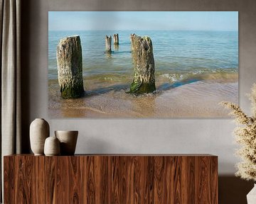 Golfbreker op het strand van de Oostzee van Heiko Kueverling