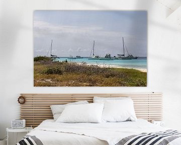 Strand auf Klein Curacao mit Booten. von Janny Beimers