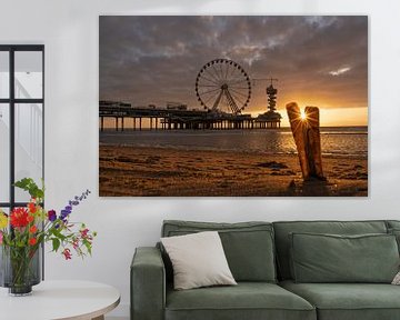 Scheveningen strand met de pier tijdens zonsondergang. van Eddy Kievit