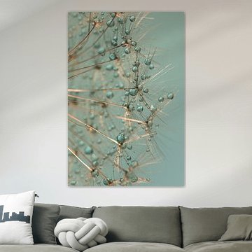 Abstraktes Türkis: Tröpfchen ruhen auf einer flauschigen Kugel von Marjolijn van den Berg