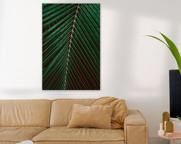 Tropisch palm blad in donkergroene kleur tinten van Denise Tiggelman