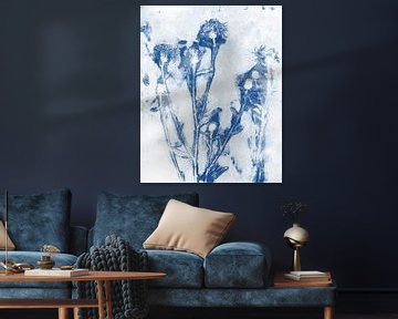 Wiesenblumen in Blau auf Weiß. Botanischer Monodruck von Dina Dankers