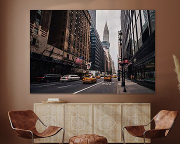 Gelbe Taxis mit Blick auf das Chrysler-Gebäude in Manhattan, New York von Thea.Photo