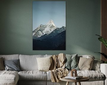 Berg Ama Dablam in de Himalaya, staande foto van Thea.Photo