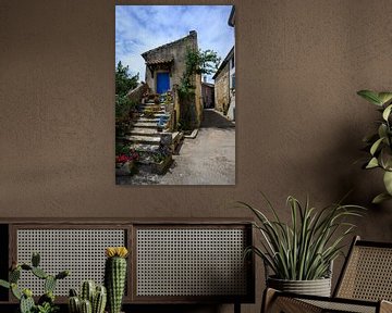 Huisje met lange stenen trap vol bloemen van Peter Bartelings