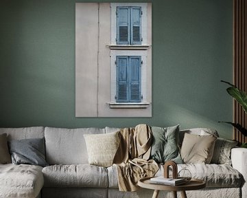 Blauwe raamluiken in Frankrijk van Peter Bartelings