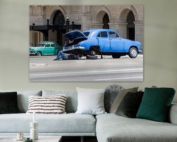 1957 vintage car stranded on street in middle of Havana by De wereld door de ogen van Hictures