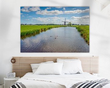 Paysage caractéristique de polder néerlandais avec moulin