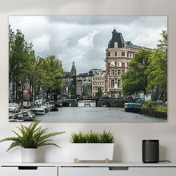 Gracht von Amsterdam mit Wolken