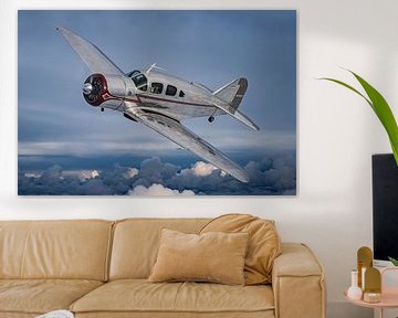 Klassisches Flugzeug über den Wolken von Planeblogger