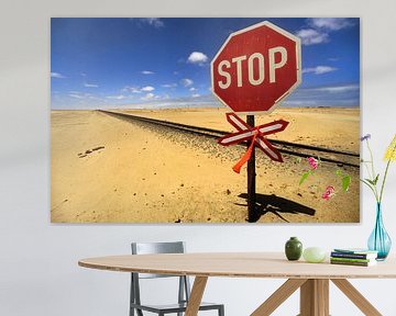 Bahnübergang in der Wüste:  STOP!