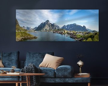 Panorama landschap met het dorp Reine, Noorwegen van Rietje Bulthuis