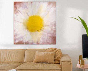 Margriet - Abstract schilderij van een wit gele bloem van MadameRuiz