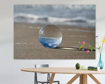 Blick durch die Glaskugel am Strand. Meer und Himmel im Hintergrund. von Martin Köbsch