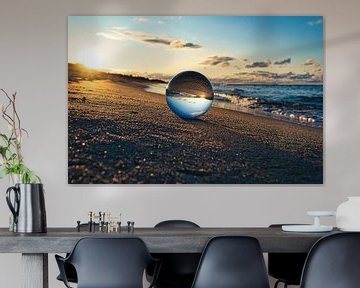 Blick durch die Glaskugel am Strand. Meer und Himmel im Hintergrund. von Martin Köbsch