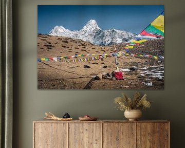 Der Berg Ama Dablam (6812m) und Gebetsfahnen im Himalaya in Nepal von Thea.Photo