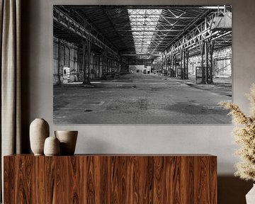 Schwarzweißfotografie einer Alten DDR Fabrik von Animaflora PicsStock
