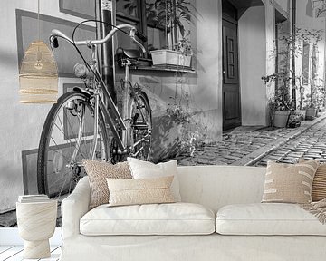 Oude fiets in een steegje