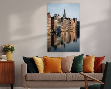 Reflecties aan het Damrak te Amsterdam van Thea.Photo