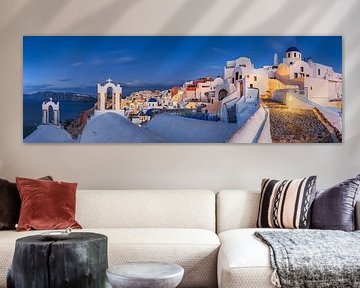 Santorini with the village of Oia at blue hour. by Voss Fine Art Fotografie