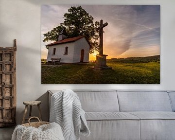 Kapel bij zonsondergang in de bergen van de Rhön van Holger Spieker