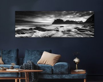 Landschap met zee en bergen in Noorwegen in zwart-wit. van Voss Fine Art Fotografie