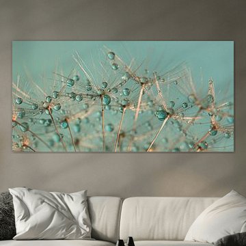 Panorama abstrait de gouttelettes reposant sur des peluches dorées sur Marjolijn van den Berg