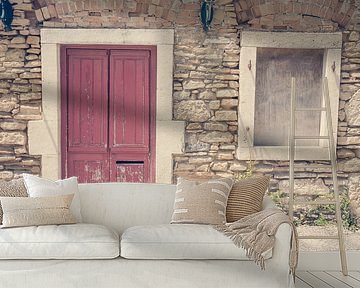 Alte rote Tür und Fenster in Griechenland