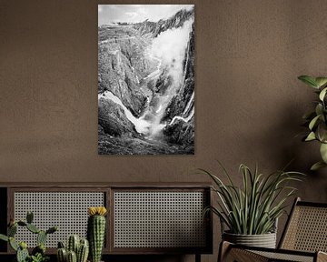 Vøringsfossen, chute d'eau panoramique, Norvège en noir et blanc