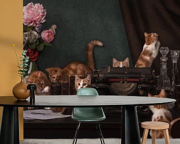 Het spel van kittens op een verlaten tafel. van Aisa Joosten