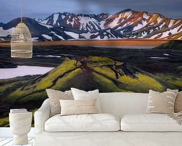 Vulkan mit den schneebedeckten Bergen von Landmannalaugar im Hintergrund von Jos Pannekoek