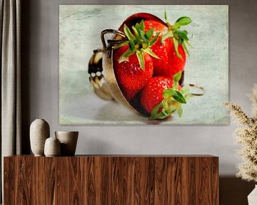 Strawberries in a silver bowl van Roswitha Lorz