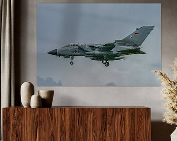 Deutscher Panavia Tornado kurz vor der Landung. von Jaap van den Berg