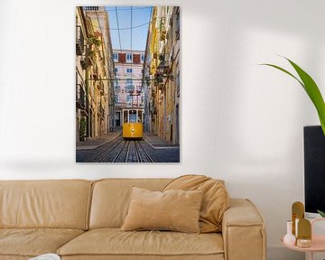 Historische gelbe Straßenbahn in Lissabon, Portugal von Michael Abid