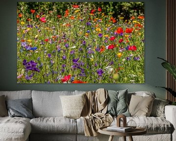 Feldblumenstrauß mit einer schönen Farbpalette von John Kreukniet
