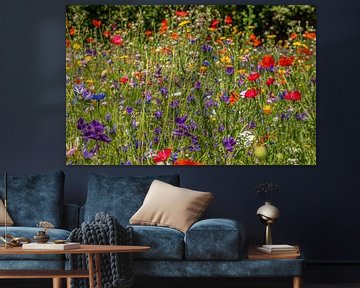 Feldblumenstrauß mit einer schönen Farbpalette von John Kreukniet