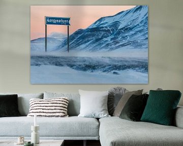 Longyearbyen verkeersbord in sneeuwlandschap van Martijn Smeets