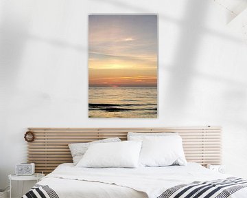 Zonsondergang of zonsopgang, met diepe pastelkleuren, op het strand