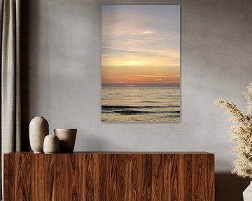 Coucher ou lever du soleil, avec des couleurs pastel profondes, sur la plage. sur Karijn | Fine art Natuur en Reis Fotografie