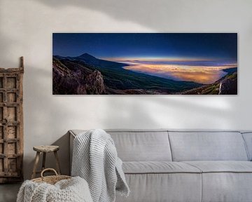 Tenerife met lichtende wolken en sterren in het Teide Nationaal Park. van Voss Fine Art Fotografie